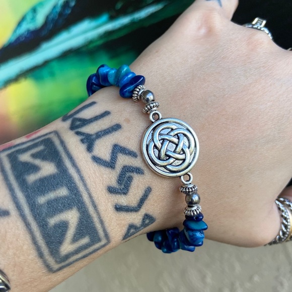Blue coral chips & celtic knot coin charm bracelet - Picture 9 of 10